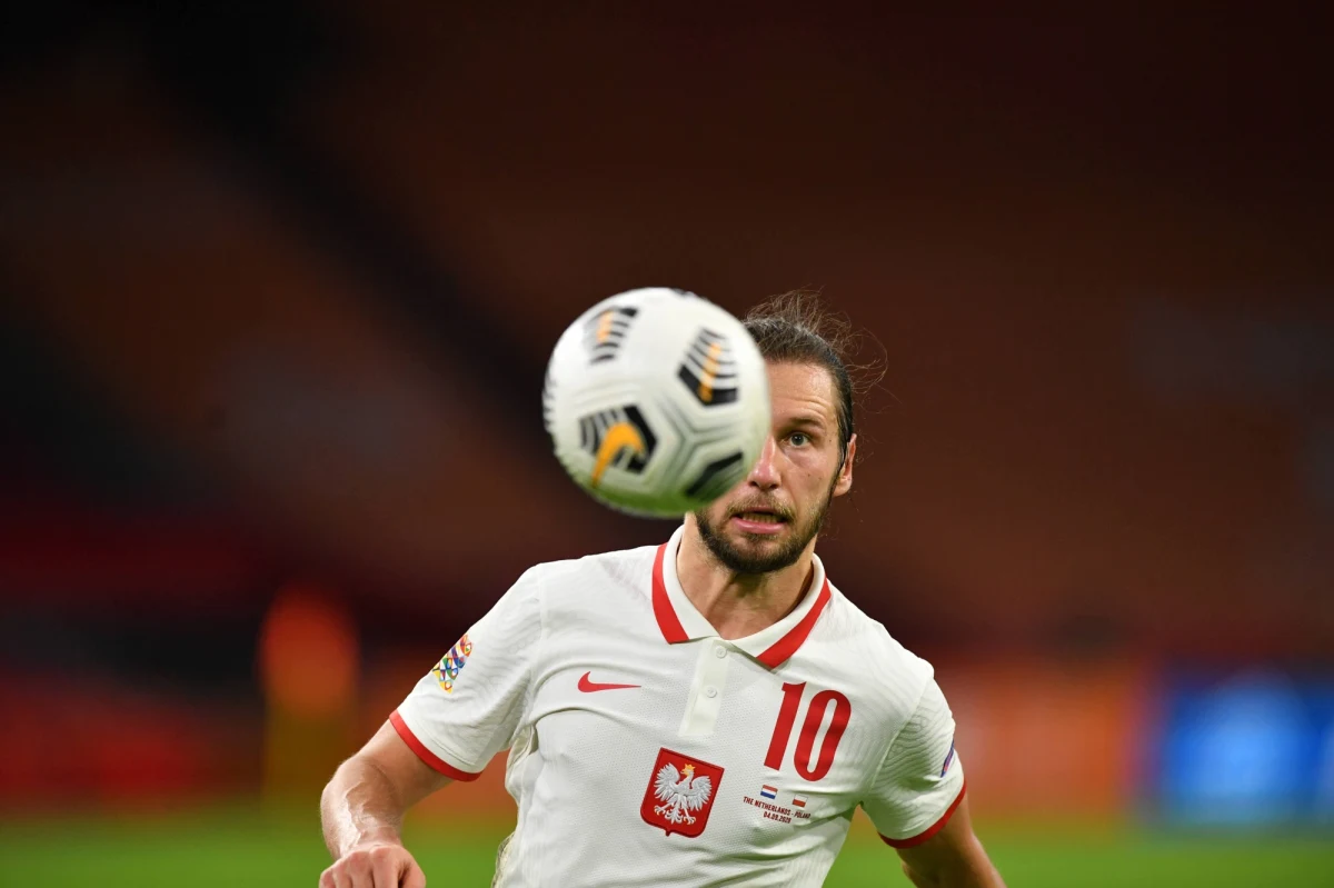 Mniejsza swoboda na boisku i niesnaski na linii piłkarz-trener. Grzegorz Krychowiak chciał latem odejść z Lokomotivu Moskwa! To informacje ujawnione przez rosyjski Eurosport. Absencja Polaka w sierpniowym spotkaniu z Zenitem Sankt Petersburg nie była związana z kontuzją, ale z próbami zrealizowania transferu właśnie do tego klubu.