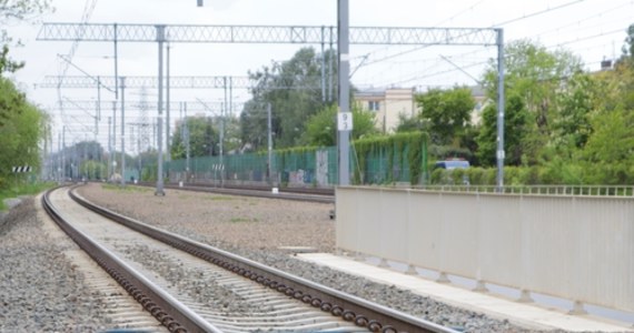 Dwie osoby zginęły w czwartek wieczorem w wyniku potrącenia przez pociąg na szlaku kolejowym w Dąbrowie Górniczej – podały w piątek rano służy kryzysowe wojewody śląskiego. Jak podaje policja, ofiarami wypadku są 69-latka i jej 45-letnia córka.