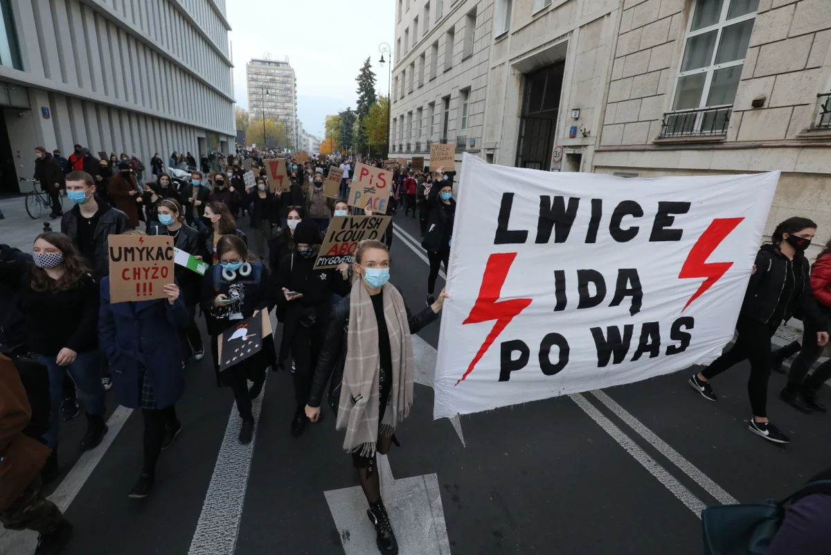 Przed sądem rodzinnym stanie 14-latka z Olsztyna, która według policji mogła współorganizować poniedziałkowy protest przeciwników zaostrzenia prawa aborcyjnego w tym mieście. Według ustaleń dziennikarza RMF FM Piotra Bułakowskiego, nastolatka została w czasie demonstracji wylegitymowana, a wystraszona ewentualną karą nawoływała później przez policyjny megafon, by protestujący rozeszli się.