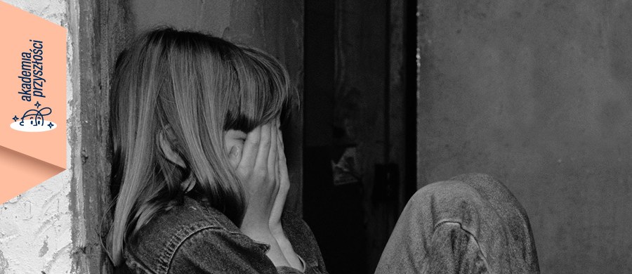 Co trzeci uczeń na pytanie, jak często czuje się z siebie dumny, odpowiada "nigdy" lub "rzadko". Co dziesiąty deklaruje, że rodzice nie interesują się jego sprawami, nawet gdy dzieje się coś dla niego ważnego. To jedno z kilku niepokojących zjawisk, które opisuje "Raport o Dołowaniu" przygotowany przez Akademię Przyszłości – siostrzany program Szlachetnej Paczki wspierający dzieci, które nie wierzą w siebie. Od chwili premiery publikacji można ufundować Indeks wybranemu dziecku z tegorocznej edycji Akademii. 