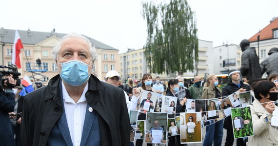 „Jako obywatel patrzę na to, co się dzieje z obrzydzeniem, jako katolik ze smutkiem” - powiedział "Dziennikowi Gazecie Prawnej" były prezes Trybunału Konstytucyjnego prof. Andrzej Rzepliński. Sędzia przyznał też, że gdyby przez protesty życie Jarosława Kaczyńskiego byłoby zagrożone, to stanąłby w jego obronie.