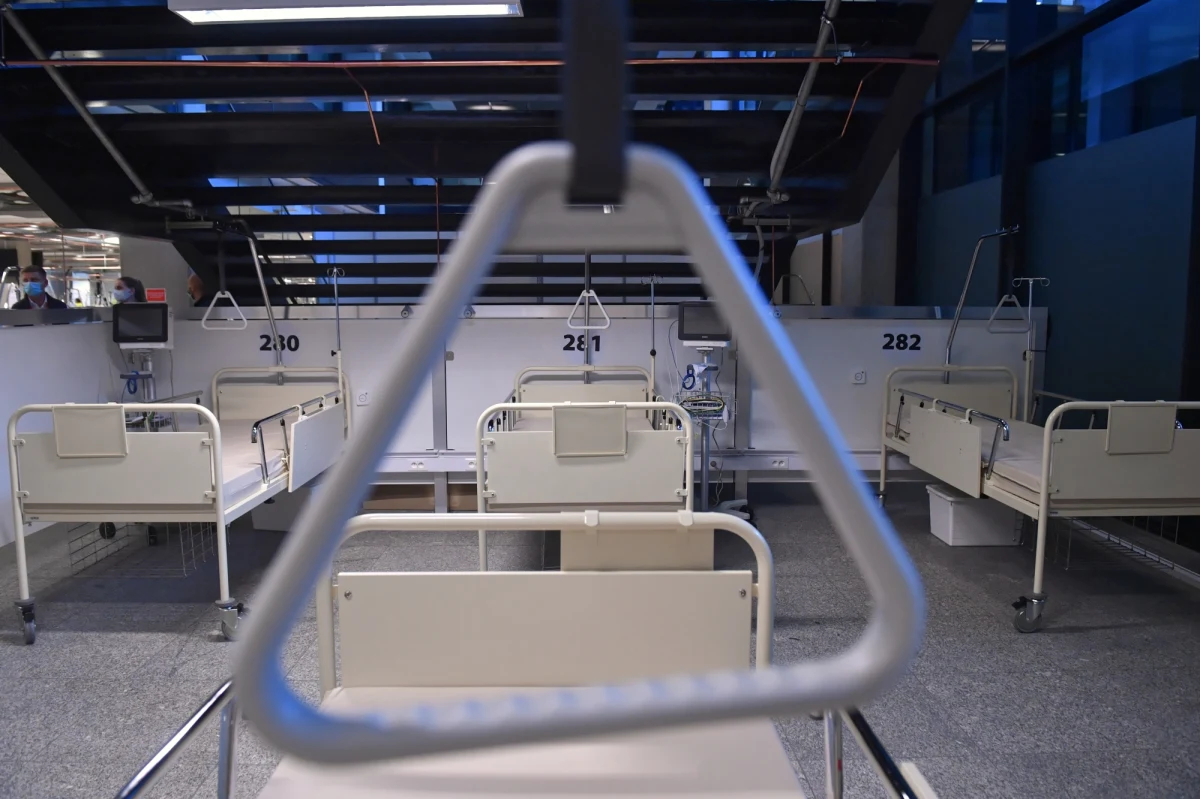 W ciągu ostatnich 24 godzin potwierdzono w Polsce 21 629 nowych zakażeń koronawirusem, a zmarło 202 chorych na Covid-19: takie dramatyczne dane przekazał resort zdrowia. To drugi dzień z rzędu, kiedy przekraczamy bardzo niebezpieczną na służby zdrowia granicę 20 tysięcy zakażeń dziennie. Z danych ministerstwa wynika również, że w ciągu ostatniej doby do polskich szpitali trafiło ponad 800 chorych na Covid-19, a zajętych jest obecnie ponad 1 200 respiratorów. Całkowita liczba zakażeń, wykrytych w naszym kraju od początku pandemii, przekroczyła już 340 tysięcy, a liczba ofiar śmiertelnych to w tej chwili 5 351.