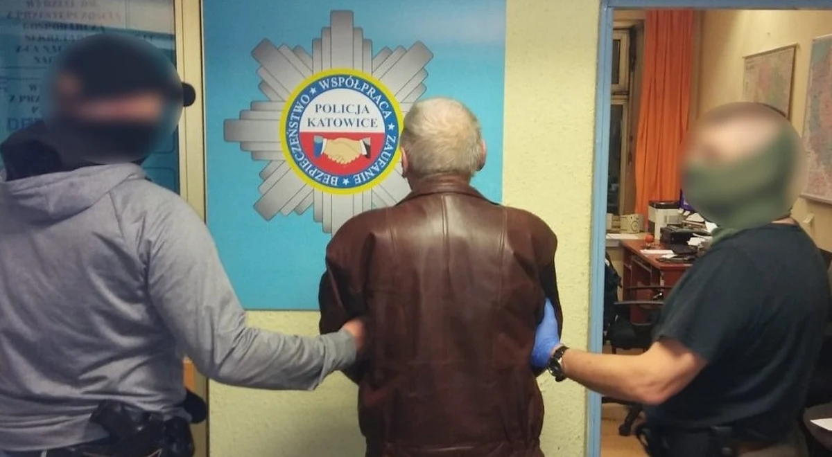 Katowiccy policjanci zatrzymali 58-latka, który w przebraniu księdza ukradł z plebanii gotówkę. Do przestępstwa doszło ponad rok temu, od tego czasu mężczyzna ukrywał się. Teraz przyznał się do winy i dobrowolnie poddał karze.