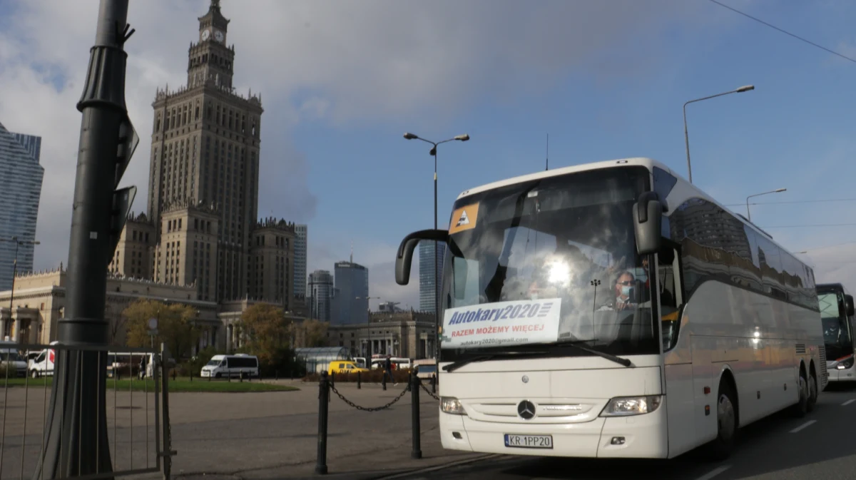 Przed Pałacem Kultury i Nauki trwa protest przewoźników autokarowych. Przedsiębiorcy domagają się pomocy państwa, która pozwoli im przetrwać kryzys wywołany przez pandemię.