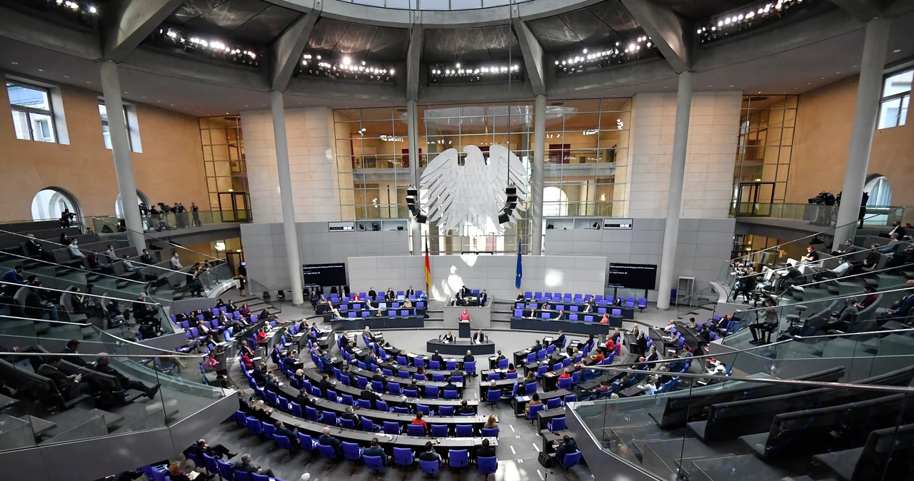 Na zdj. Bundestag obradujący w czasach pandemii koronawirusa