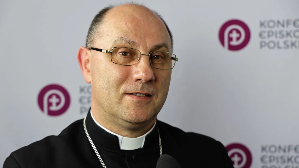 "Cały czas jestem w kwarantannie. Jeden z moich współpracowników zachorował" - mówi Gość Krzysztofa Ziemca prymas Polski abp Wojciech Polak. Czy jego zdaniem zamknięcie cmentarzy dziś, 1 listopada i w Zaduszki to dobra decyzja rządu? "Od strony kościelnej przygotowywaliśmy się na taką decyzję. Prosiliśmy już wcześniej, żeby wtedy nie napływać tłumnie na cmentarze" – odpowiada prymas.