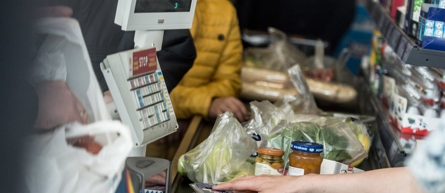 Pracownicy sklepów spożywczych, którzy mają kontakt z klientami, są nawet pięciokrotnie bardziej niż pozostali zagrożeni zakażeniem koronawirusem. Nawet trzy czwarte z nich przechodzi przy tym zakażenie bezobjawowo i może w związku z tym stanowić większe zagrożenie dla klientów. Takie niepokojące doniesienia naukowców z Harvard University przynosi w najnowszym numerze czasopismo "Occupational & Environmental Medicine".