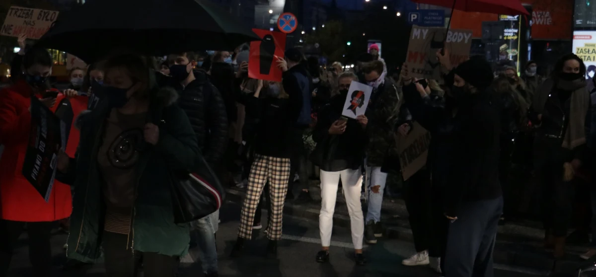 "Kierujący pojazdem poczuł się zagrożony. Bał się zarówno o swoje bezpieczeństwo, jak i bezpieczeństwo mienia, które zostało mu powierzone" - tak Anna Matusiak-Rześniowiecka z Najwyższej Izby Kontroli komentuje w RMF FM poniedziałkowy incydent z udziałem kierowcy pracującego w tej instytucji. "Gazeta Wyborcza" napisała, że mężczyzna próbował staranować demonstrantów w Warszawie. NIK w odpowiedzi na pytania RMF FM podkreśla, że protestujący zachowywali się bardzo agresywnie i grozili pracownikowi Izby śmiercią.