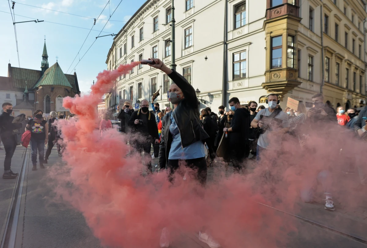 "Ostatnio podzieliły nas Polaków sprawy światopoglądowe. Ale od spraw światopoglądowych ważniejsze jest dzisiaj zdrowie i życie. Możemy się spierać o te bardzo ważne sprawy, o bardzo ważne kwestie, ale najpierw zadbajmy o życie naszych rodziców, o to, żebyśmy razem mogli spędzać święta Bożego Narodzenia" - apelował premier Mateusz Morawiecki, odnosząc się do protestów odbywających się w całej Polsce po decyzji Trybunału Konstytucyjnego ws. aborcji. "Nie proszę, żebyśmy zapomnieli o sprawach światopoglądowych - odłóżmy je po to, żeby skutecznie zwalczyć epidemię" - dodał. 
