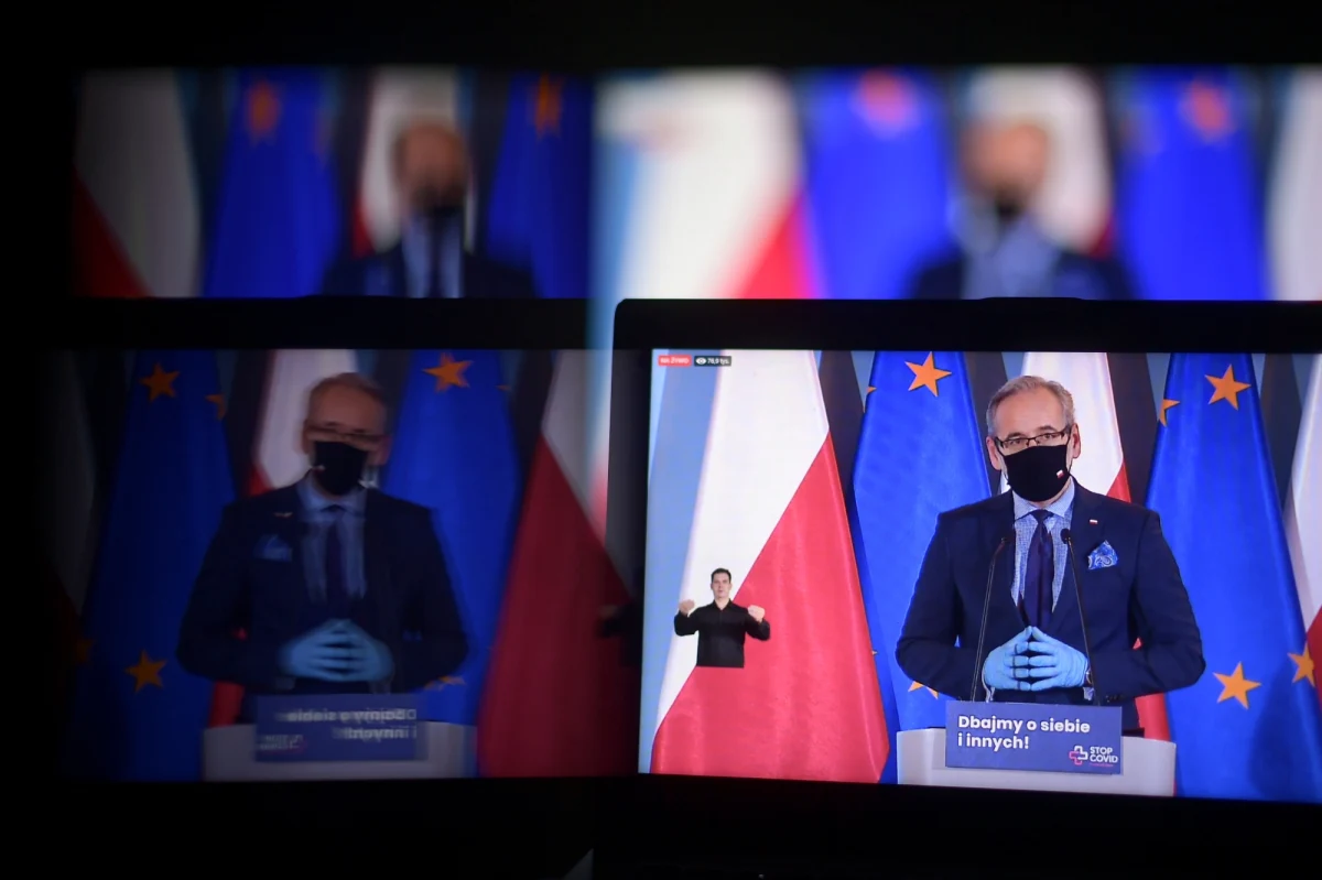 Chcemy, by współdomownicy osoby, która ma dodatni wynik testu, nie musiały już czekać na telefon z sanepidu i kwarantannę rozpoczynać dopiero po tym telefonie. Przyjmujemy, że ta kwarantanna będzie miała charakter automatyczny - powiedział w piątek minister zdrowia Adam Niedzielski. Według piątkowych zapowiedzi, nastąpią też zmiany w testowaniu - testy antygenowe będą taką samą podstawą do stwierdzenia zakażenia jak testy PCR.