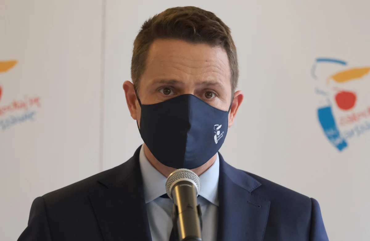 Kpina - w ten sposób prezydent Warszawy Rafał Trzaskowski skomentował ogłoszenie w piątek przez premiera Mateusza Morawieckiego decyzji o zamknięciu cmentarzy na okres Wszystkich Świętych. Jak podkreślił, miasto o decyzje prosiło od tygodni, a na organizację ruchu w to święto wydało już 1 mln zł.