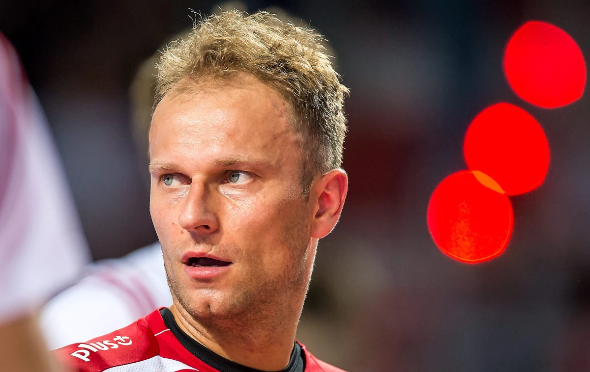 Verva Warszawa Orlen Paliwa chce zorganizować jeden z turniejów siatkarskiej Ligi Mistrzów. Trwają rozmowy z federacją CEV. Klub natomiast wychodzi już na prostą po zakażeniach koronawirusem. Stołeczni pozyskali nawet nowego środkowego Michała Kozłowskiego. To nie pomyłka, bo doszło do zbieżności imion i nazwisk nowego zawodnika i dotychczasowego rozgrywającego Vervy. Młody środkowy zostanie wrzucony od razu na głęboką wodę, ale jak mówi dyrektor sportowy Vervy „najlepiej nauczyć się pływać na głębokiej wodzie”. Z Piotrem Gackiem rozmawiał Paweł Pawłowski.