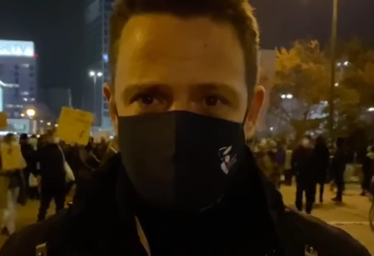 W nagraniu z piątkowego protestu w Warszawie prezydent miasta Rafał Trzaskowski wyraził solidarność z protestującymi. Wezwał także władze państwowe do cofnięcia się. "Są możliwości. PiS umie to robić" - mówił.