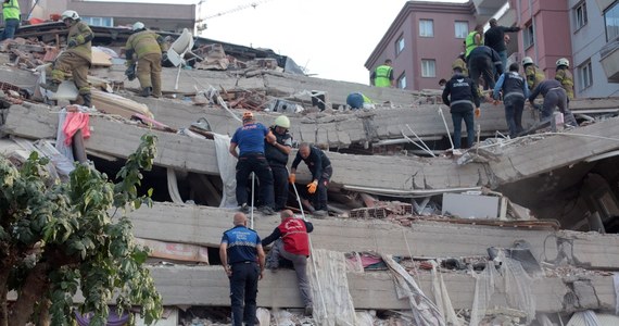 Co najmniej 17 osób zginęło, a 709 doznało obrażeń w Turcji w wyniku trzęsienia ziemi w piątek na Morzu Egejskim - podała turecka agencja zarządzania kryzysowego AFAD. Na miejscu w prowincji Izmir trwają akcje ratunkowe.