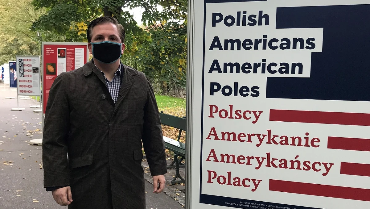 Wystawa "Polish Americans/American Poles. Polscy Amerykanie/Amerykańscy Polacy", zorganizowana z okazji przypadającego w październiku Miesiąca Dziedzictwa Polskiego w USA, zostaje przedłużona. Do połowy listopada pozostanie na krakowskich Plantach, a potem na kolejne dwa tygodnie trafi do Parku Decjusza przy ul. Królowej Jadwigi - zapowiada Konsul Generalny USA w Krakowie, Patrick T. Slowinski. 