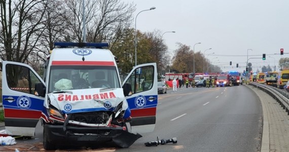 Śmiertelny wypadek w miejscowości Bronisze pod Warszawą. Do zdarzenia doszło w około godz. 13.30. Karetka na sygnale przewożąca pacjenta z koronawirusem zderzyła się z samochodem osobowym. Jedna osoba nie żyje. 