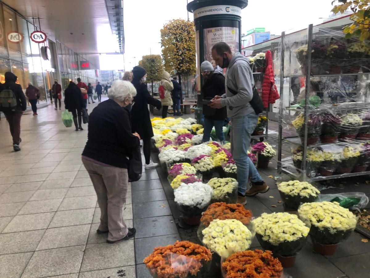 Mijający tydzień pokazał różne oblicza naszego społeczeństwa. Z jednej strony, głębokie podzielenie: między uczestnikami protestów organizowanych przez Ogólnopolski Strajk Kobiet a rządzącymi, między demonstrującymi kobietami a nazywającymi siebie obrońcami Kościoła, między rolnikami blokującymi, także w ramach protestu, ronda w Warszawie a stołecznymi kierowcami... Lista tych podziałów jest długa. Zamknięcie cmentarzy po raz kolejny pokazało, że potrafimy sprawnie i szybko okazać sobie wsparcie.