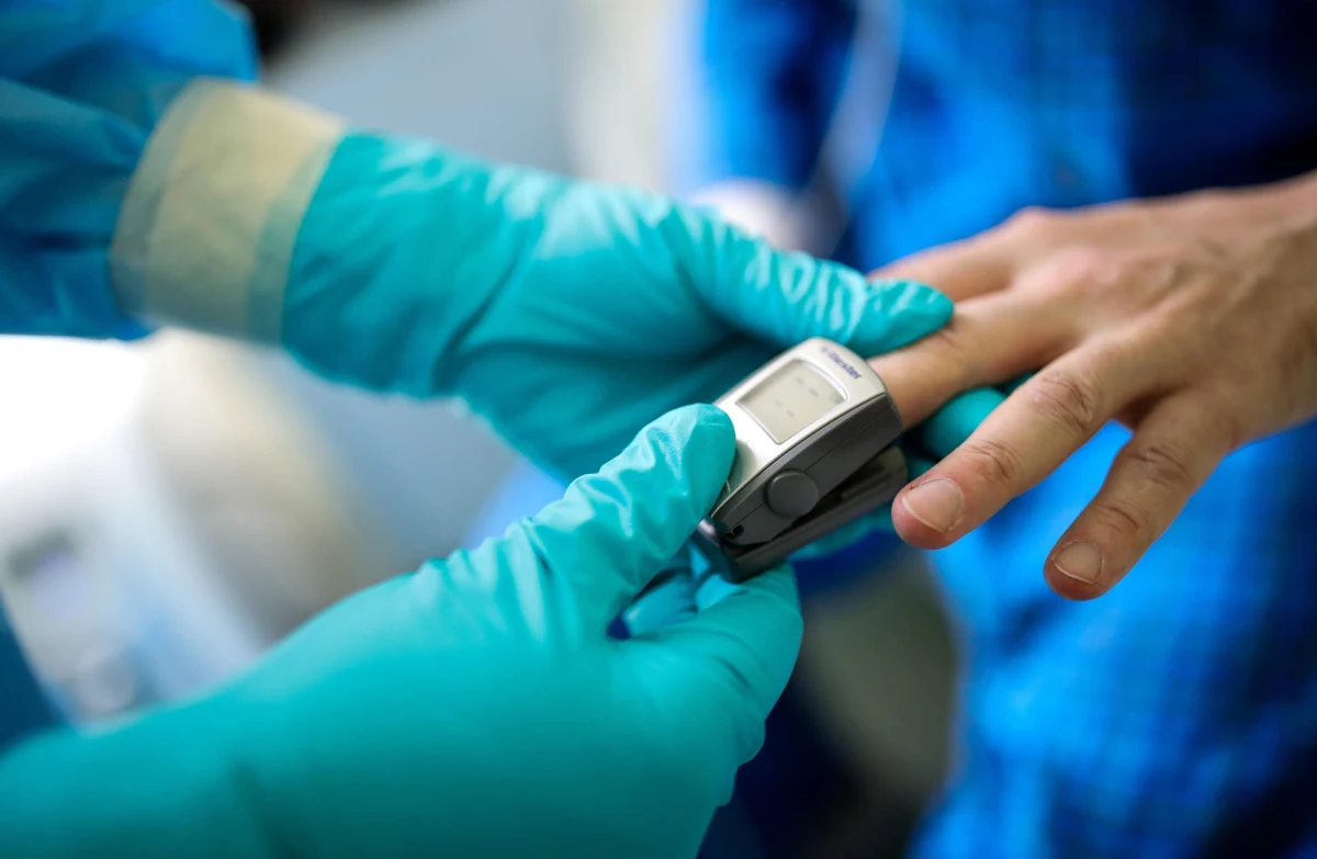 Druga fala koronawirusa nie zwalnia. W ostatnich miesiącach notujemy absolutne rekordy dobowych zakażeń i zgonów. Rząd wprowadza coraz ostrzejsze restrykcje, ale także i nowe procedury medyczne. O jednej z nich poinformował w piątek minister zdrowia Adam Niedzielski. Jak przekazał szef resortu, w leczeniu osób zakażonych koronawirusem, u których występują niewielkie objawy lub nie ma ich wcale, będą wykorzystywane pulsoksymetry. Czym są te urządzenia, do czego ich używać i jak z nich korzystać? Wszystko wyjaśniamy w naszym tekście. 