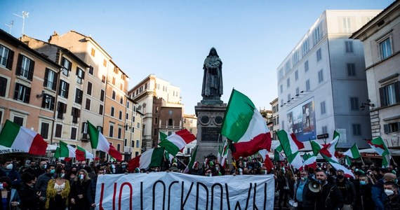 297 osób zmarło ostatniej dobry we Włoszech na Covid-19, co jest najwyższą liczbą od kilku miesięcy. Potwierdzono 31758 następnych zakażeń koronawirusem - poinformowało Ministerstwo Zdrowia. Dzienna liczba wykonanych testów to ponad 215 tys.