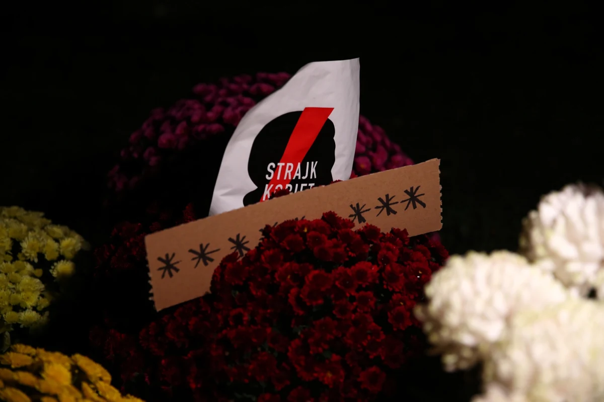 W sobotę w kilku polskich miastach odbyły się protesty przeciwko wyrokowi Trybunału Konstytucyjnego w sprawie aborcji. Demonstrowano m.in. w Toruniu, Poznaniu, Szczecinie czy w Olsztynie. W miastach, gdzie swoje siedziby ma Prawo i Sprawiedliwość pod tymi budynkami zostawiano znicze i chryzantemy.
