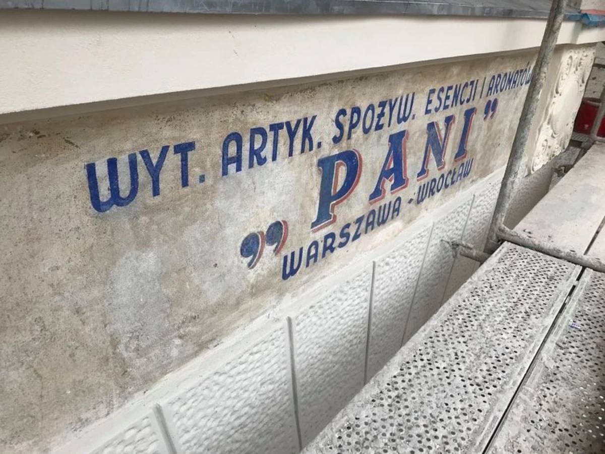 We Wrocławiu na elewacji budynku urzędu miejskiego odnaleziono szyldy pierwszych powojennych polskich firm. Miasto chce je wyeksponować.