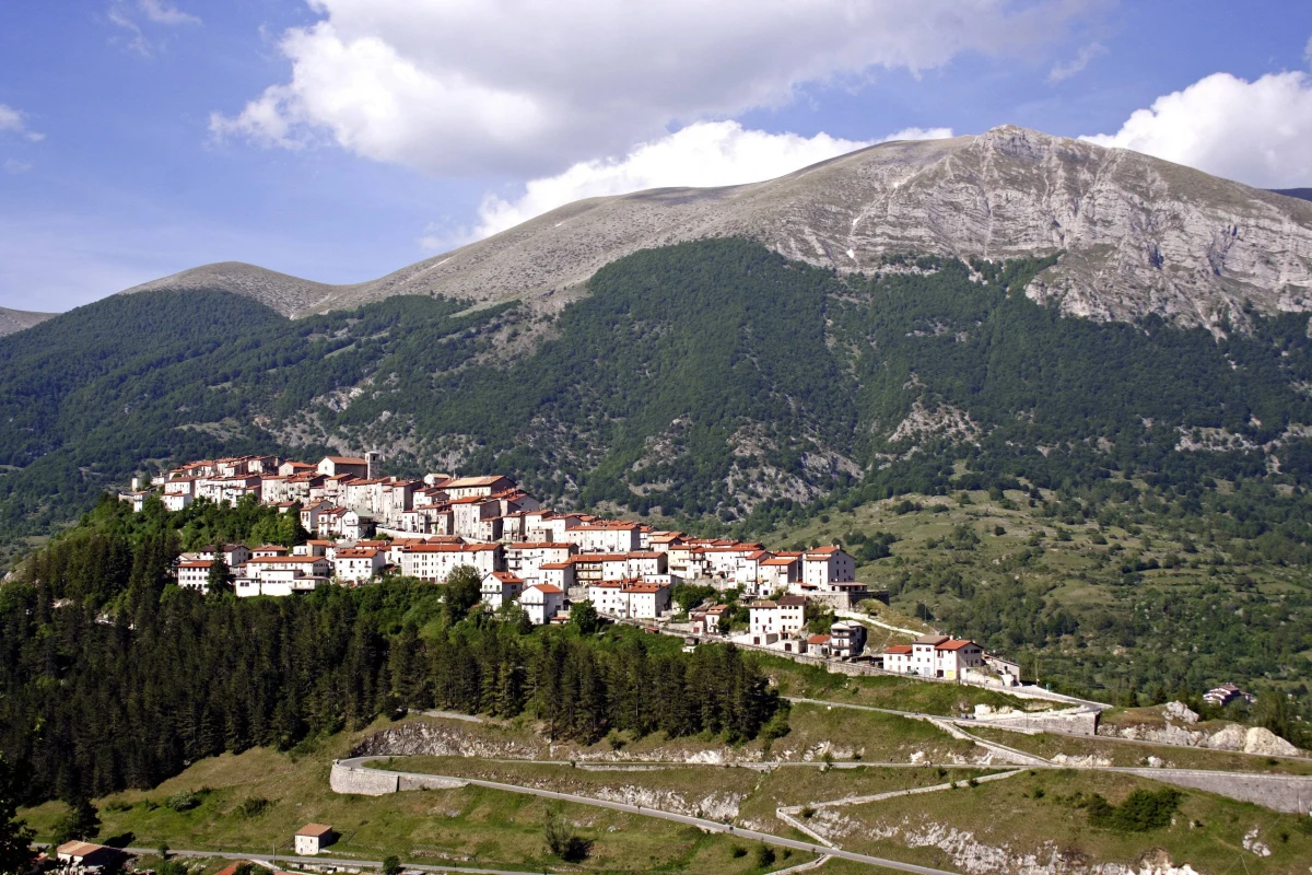 Opi - ta mała miejscowość we włoskim regionie Abruzja została ogłoszona przez lokalne władze gminą wolną od koronawirusa. Mimo dużego napływu turystów latem nie zanotowano tam ani jednego przypadku zakażenia.