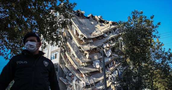 "Bilans ofiar śmiertelnych piątkowego trzęsienia w Izmirze wzrósł do 58" – poinformował w niedzielę w swym wystąpieniu telewizyjnym prezydent Turcji Recep Tayyip Erdogan. Szef państwa podał też, że całkowita liczba rannych sięga już 896 osób.