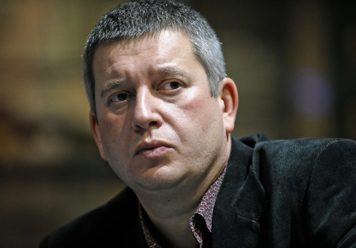 "Mnie to dopadło pod koniec sierpnia. Obudziłem się pewnego dnia z gorączką. Nie najlepiej się czułem. Myślę: no cóż, jestem pechowcem, więc pewnie jako pierwszy Polak zaliczam grypę jesienną. Drugiego dnia nic się nie poprawiło, trzeciego dnia nic się nie poprawiło. Miałem bardzo wysoką gorączkę, której nie byłem w stanie zbić. Byłem straszliwie słaby" - mówił w Porannej rozmowie w RMF FM Igor Zalewski - dziennikarz i publicysta, wspominając swoje zakażenie koronawirusem i przejście Covid-19. "Zaczęło we mnie kiełkować podejrzenie, że to koronawirus. Wykupiłem test komercyjny - trzeba pojechać samochodem i robią test - tylko problem polegał na tym, że nie byłem w stanie dowlec się do samochodu. Szczęście moje polega na tym, że mieszkam na Woli, 200 metrów od szpitala zakaźnego" - opowiadał. "Słabość brzmi dosyć abstrakcyjnie. Każdy jest słaby jak ma grypę. Moja słabość to było coś niesamowitego. Po kilku dniach w domu postanowiłem się umyć. Chciałem zmyć jakoś tę chorobę z siebie. Dowlokłem się pod prysznic. Umyłem się, wyszedłem spod prysznica i musiałem się położyć, rzucić na łóżko mokry, niewytarty. Nie byłem w stanie ustać" - relacjonował. 