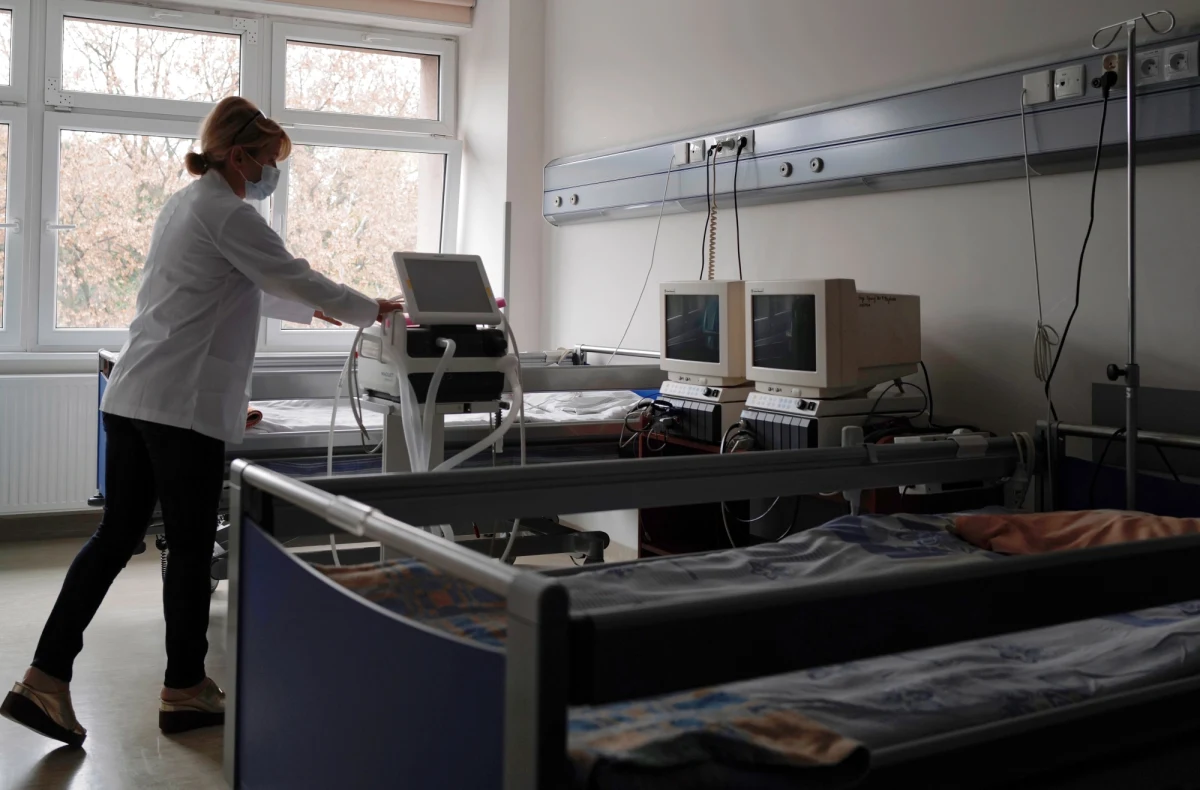 Za nami kolejna doba, gdy właśnie w województwie mazowieckim potwierdzono najwięcej, 2380 nowych przypadków zakażeń koronawirusem. Niektóre placówki m.in w Radomiu i Kozienicach alarmują o dużych problemach związanych m.in. z opieką nad chorymi.