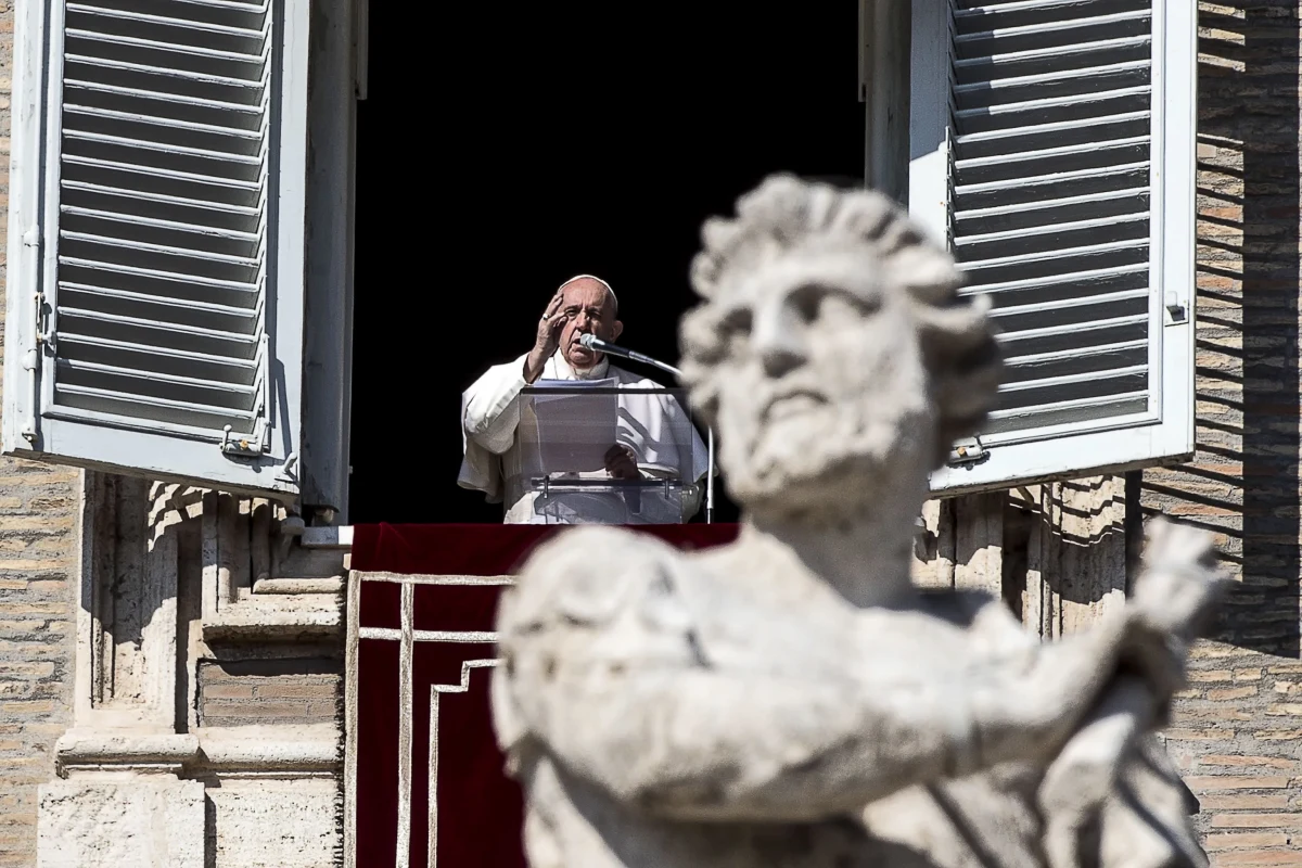 Papież Franciszek powiedział przed popołudniową modlitwą Anioł Pański, że gdy na świecie jest wiele agresji, potrzebna jest "łagodność" i wybór drogi świętych: "słuchać, szanować, nie atakować". Podczas spotkania w Watykanie apelował też o zatrzymanie przelewu krwi w Górskim Karabachu.