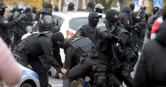 Policja oddała strzały ostrzegawcze i zatrzymywała ludzi podczas niedzielnej manifestacji „Dziady przeciw terrorowi” w Mińsku - przekazały niezależny portal Nasza Niwa i rosyjska agencja TASS. Na uroczysko Kuropaty, gdzie spoczywają tysiące ofiar represji stalinowskich, przybyły tłumy, mimo licznych interwencji sił bezpieczeństwa. Demonstrujący wzywali Alaksandra Łukaszenkę do odejścia. 