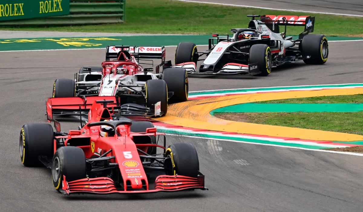 Lewis Hamilton śrubuje własny rekord liczby zwycięstw w wyścigach o Grand Prix Formuły 1. W niedzielę triumfował w Grand Prix Emilii-Romanii, które odbyło się na włoskim torze niedaleko miejscowości Imola. Była to 93. wygrana w karierze kierowcy. Sukces Brytyjczyka zapewnił także zwycięstwo teamu Mercedes w klasyfikacji konstruktorów. 