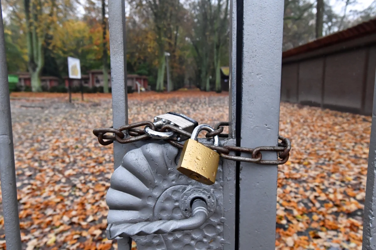 12 osób zostało zamkniętych na cmentarzu. Uwięzione osoby nie mogły wyjść z łódzkiej nekropolii przy ul. Kurczaki. Jak informuje „Dziennik Łódzki”, pracownicy po 22 zamknęli bramy, nie sprawdzając, czy ktoś jeszcze nie został w środku.