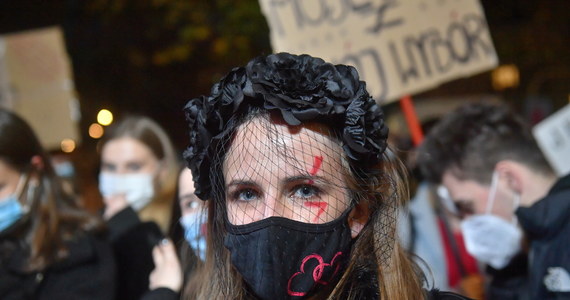 W wielu polskich miejscowościach odbyły się dziś akcje protestacyjne, które są wyrazem sprzeciwu wobec decyzji Trybunału Konstytucyjnego dotyczącej aborcji. Ulicami Szczecina przeszedł marsz milczenia, przez Warszawę przejechali motocykliści solidaryzujący się z kobietami, a w Krakowie manifestację zorganizowali studenci. 