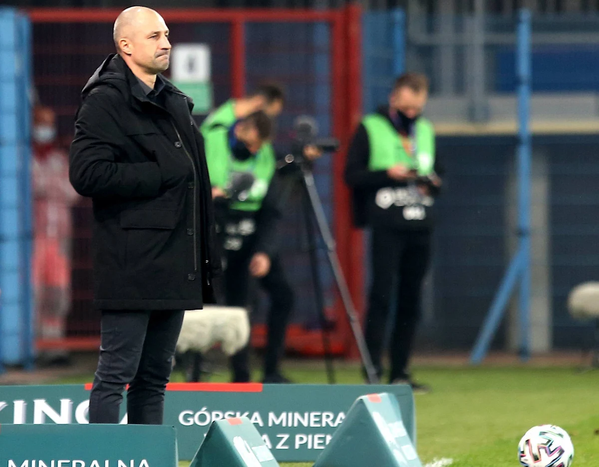 Kolejnych 19 osób w Wiśle Płock jest zarażonych koronawirusem. Wcześniej wykryto 12 takich przypadków. Klub w poniedziałek złoży wniosek o przełożenie najbliższych meczów piłkarskiej ekstraklasy i Pucharu Polski.