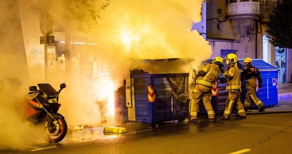 Ponad 70 osób zostało zatrzymanych w niedzielę przez policję w Hiszpanii w kilku miastach kraju podczas protestów przeciwko restrykcjom epidemicznym. Służby medyczne szacują, że do niedzielnego wieczoru rannych zostało 30 osób.