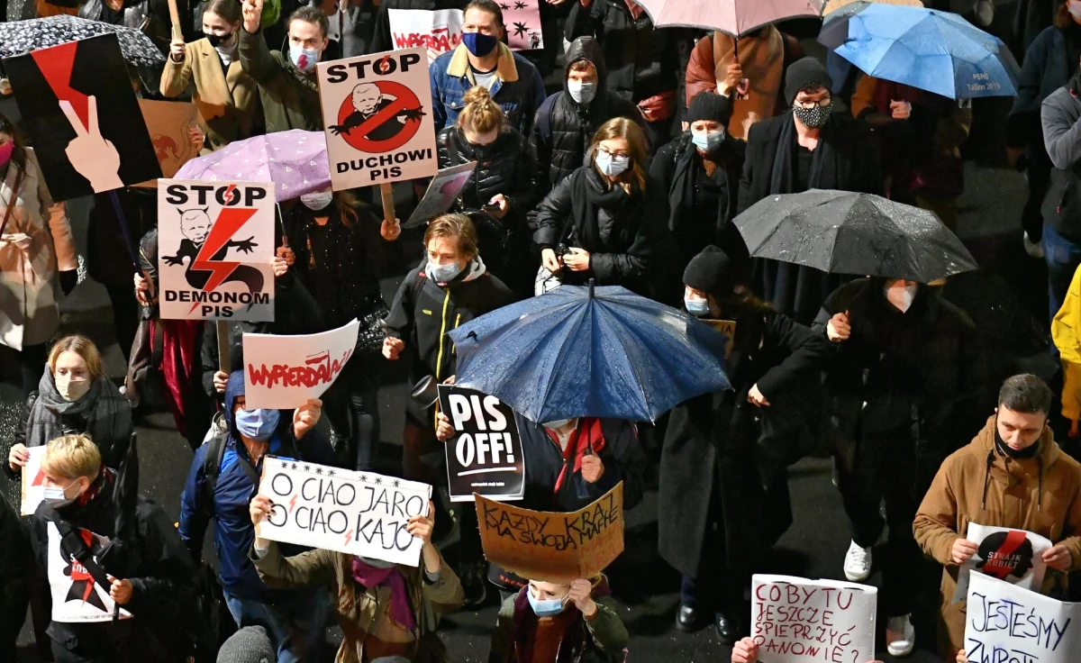 Protesty po decyzji Trybunału Konstytucyjnego ws. aborcji nie kończą się. Ogólnopolski Strajk Kobiet opublikował mapę pokazującą, w których miastach odbędą się demonstracje. Planowane są także blokady dróg. Dzisiaj w Dzienniku Ustaw ma zostać opublikowany wyrok TK.