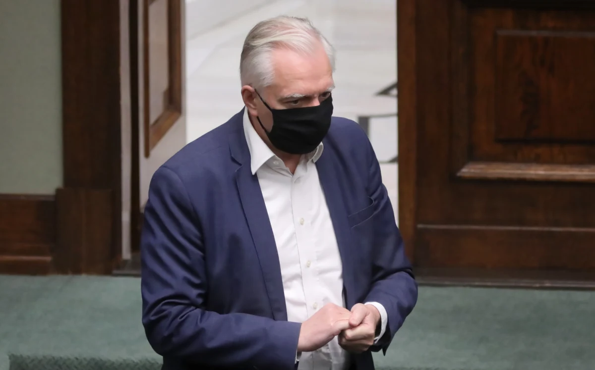 Rząd nie planuje znaczących obostrzeń gospodarczych. Możliwe dodatkowe rozwiązania będą dotyczyły tylko handlu i pozazawodowej aktywności Polaków - powiedział w rozmowie z money.pl wicepremier i minister rozwoju oraz pracy Jarosław Gowin.