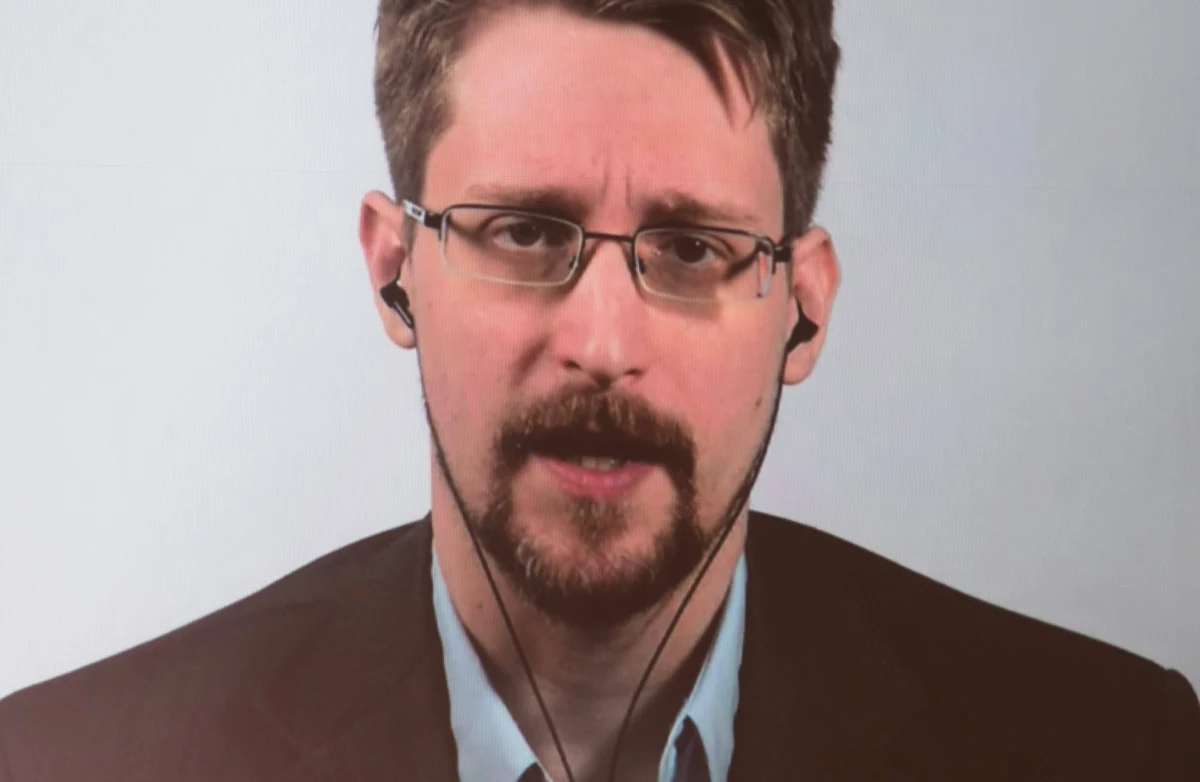 ​Edward Snowden, były współpracownik amerykańskiej Agencji Bezpieczeństwa Wewnętrznego (NSA), ogłosił w poniedziałek na swoim Twitterze, że on i jego żona będą starać się o podwójne obywatelstwo - amerykańskie i rosyjskie. Wyraził nadzieję, że wróci kiedyś do USA.