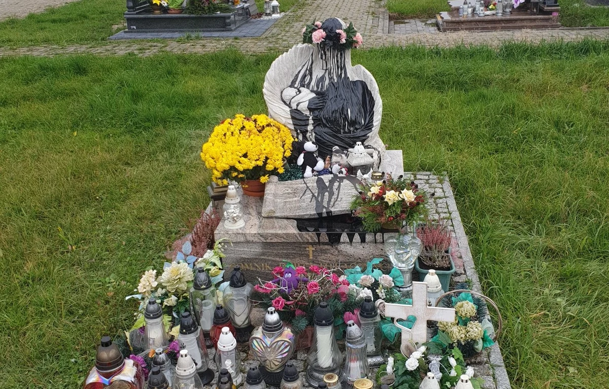 Pomnik dzieci nienarodzonych został zdewastowany na cmentarzu w Brzezówce w gminie Hażlach na Śląsku Cieszyńskim. Nieznany sprawca, prawdopodobnie nocą z soboty na niedzielę, oblał monument czarną farbą – poinformował wójt Grzegorz Sikorski.