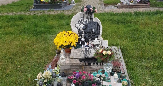 Pomnik dzieci nienarodzonych został zdewastowany na cmentarzu w Brzezówce w gminie Hażlach na Śląsku Cieszyńskim. Nieznany sprawca, prawdopodobnie nocą z soboty na niedzielę, oblał monument czarną farbą – poinformował wójt Grzegorz Sikorski.