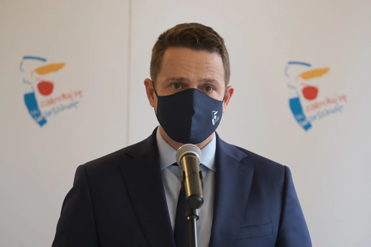 Prezydent Warszawy Rafał Trzaskowski poddał się samoizolacji po kontakcie z osobą zakażoną koronawirusem. Swoje obowiązki będzie pełnił zdalnie.

