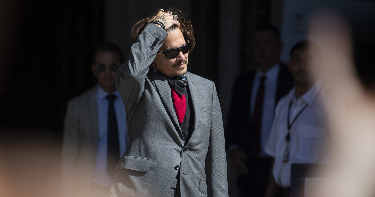 Gdy w 2018 roku w jednym z artykułów opublikowanych na łamach "The Sun" Johnny Depp określony został mianem osoby bijącej żonę ("wife beater"), popularny aktor postanowił wkroczyć na ścieżkę sądową. Pozwał o zniesławienie wydawcę gazety, wydawnictwo News Group Newspapers oraz jej redaktora naczelnego Dana Woottona. W wydanym właśnie wyroku sąd orzekł na korzyść angielskiego brukowca.