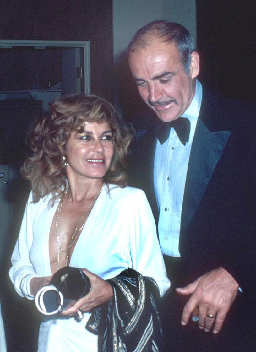Sean Connery zmarł 31 października w wieku 90 lat. Wdowa po wybitnym aktorze przyznaje, że mieli wspaniałe życie, a gwiazdor był wzorem mężczyzny. Teraz w sieci pojawiło się ostatnie wspólne zdjęcie małżeństwa. Zostało zrobione w maju, kiedy para świętowała 45. rocznicę ślubu.
