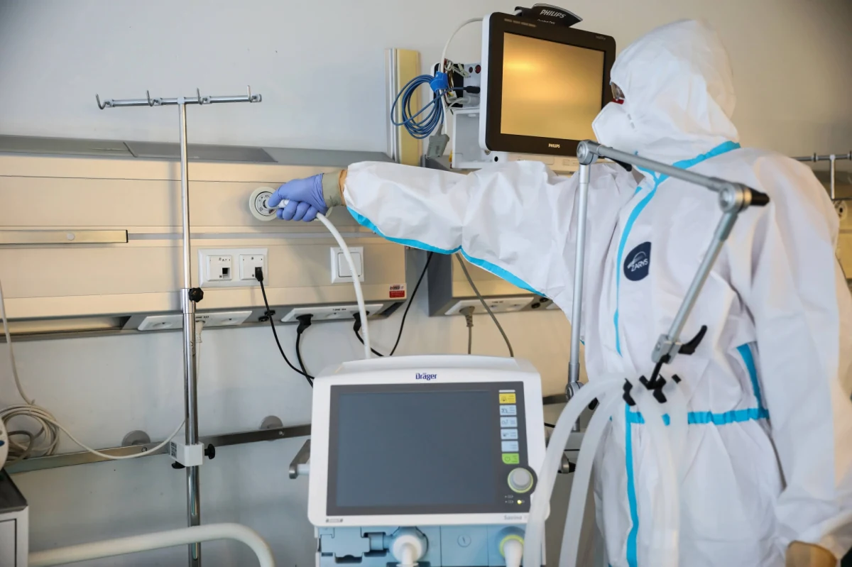 Wczoraj w województwie podlaskim zajęte były wszystkie respiratory dla pacjentów z COVID19. Dzisiaj wolne są zaledwie cztery urządzenia. Dodatkowych dziesięć respiratorów na dniach będzie do dyspozycji szpitali - zapowiada wojewoda. 