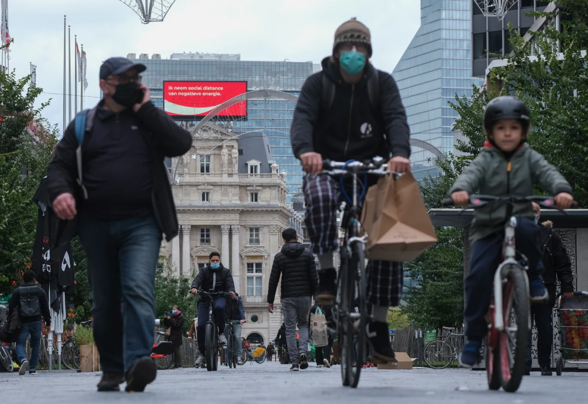 Druga fala epidemii koronawirusa, z którą obecnie walczy Europa, prawdopodobnie nie będzie ostatnią; możemy obawiać się kilku kolejnych fal pod koniec zimy lub na wiosnę - napisała w raporcie francuska Rada Naukowa.
