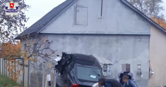 Niecodzienna sytuacja w Świeciechowie Dużym w gminie Annopol. W budynek, w którym przebywał dziadek z dwojgiem wnucząt, nagle wjechał samochód osobowy. 30 letni kierujący Volvo był trzeźwy, najprawdopodobniej zasnął za kierownicą - poinformowała lubelska policja. 