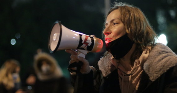 Za nami kolejny dzień Ogólnopolskiego Strajku Kobiet. Manifestacja została zorganizowana m.in. przed gmachem Sejmu w Warszawie. W proteście przeciwko wyrokowi Trybunału Konstytucyjnego w sprawie aborcji udział wzięło ponad tysiąc osób. Demonstracje i blokady odbyły się w wielu miejscach w kraju - m.in. w Krakowie, Katowicach i we Wrocławiu. 