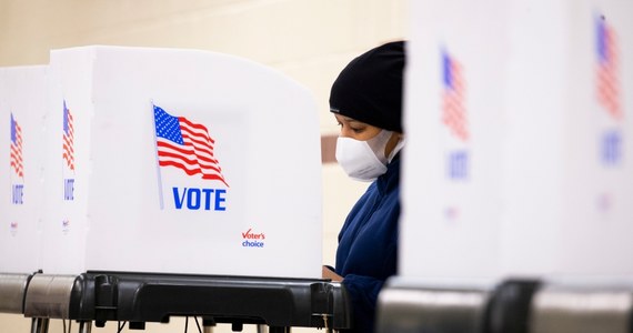 Ponad 96 milionów Amerykanów oddało już swój głos w ramach wczesnego głosowanie. Jeszcze nigdy w historii USA przed oficjalnym dniem wyborów, tylu ludzi nie wzięło udział w głosowaniu. To efekt ogromnej mobilizacji wyborców ale epidemii. Amerykanie nie chcą stać w kolejkach w dniu wyborów.