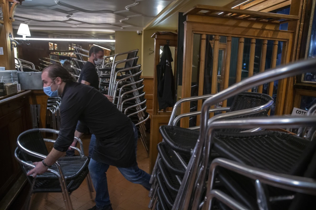 Rząd wydłuża surowe koronawirusowe obostrzenia w gastronomii. Restauracje, kawiarnie, bary czy pizzerie pozostają zamknięte do odwołania: mogą wydawać dania jedynie na wynos lub dowozić je klientom.